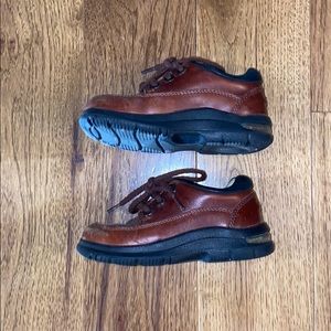 Little boys size 7 stride rite brown shoes.